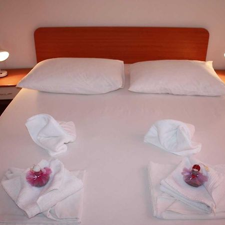 Villa Dvor Apartments Оміш Екстер'єр фото