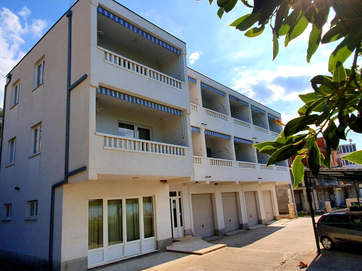 Villa Dvor Apartments Оміш Екстер'єр фото