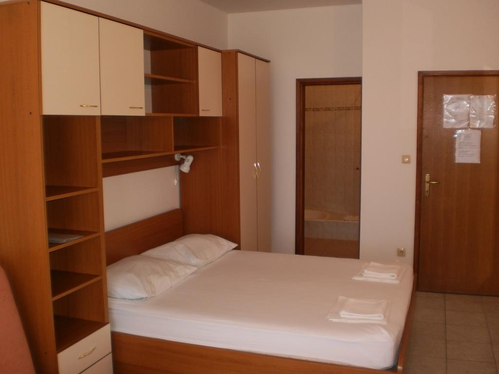 Villa Dvor Apartments Оміш Екстер'єр фото