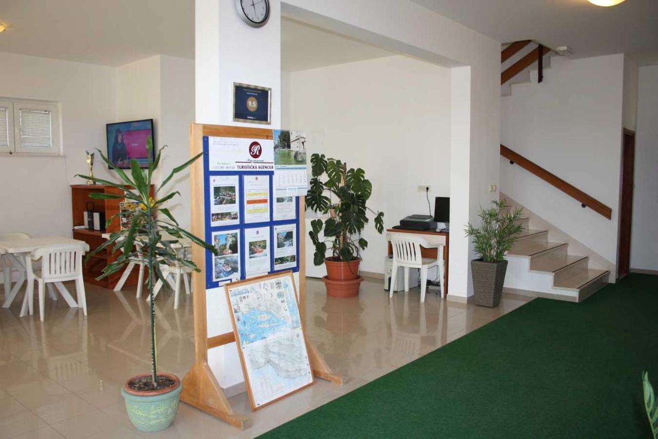 Villa Dvor Apartments Оміш Екстер'єр фото