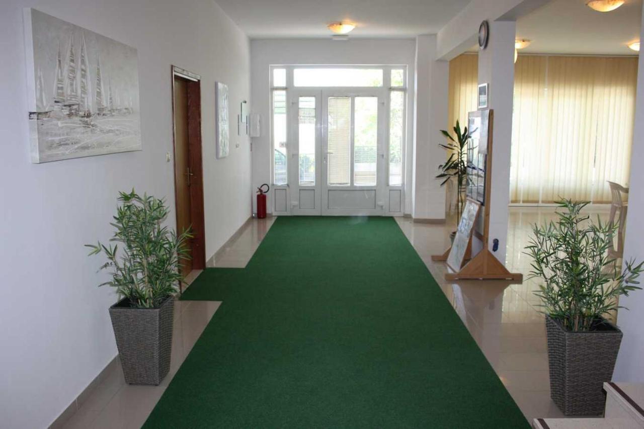 Villa Dvor Apartments Оміш Екстер'єр фото