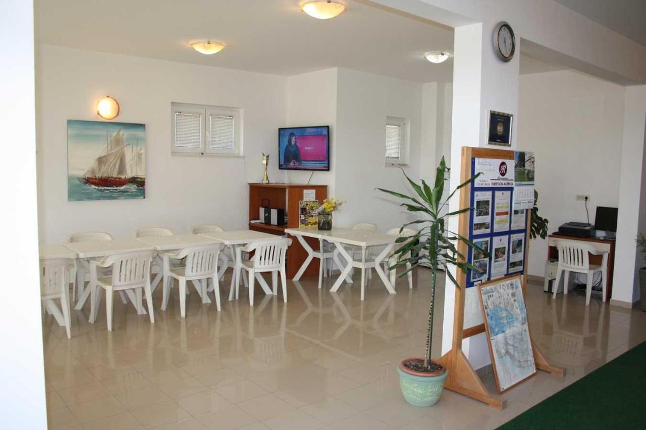 Villa Dvor Apartments Оміш Екстер'єр фото