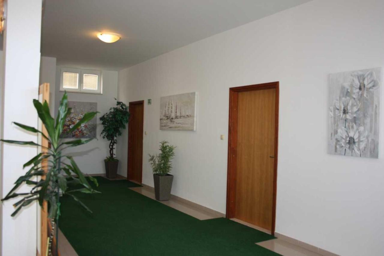 Villa Dvor Apartments Оміш Екстер'єр фото