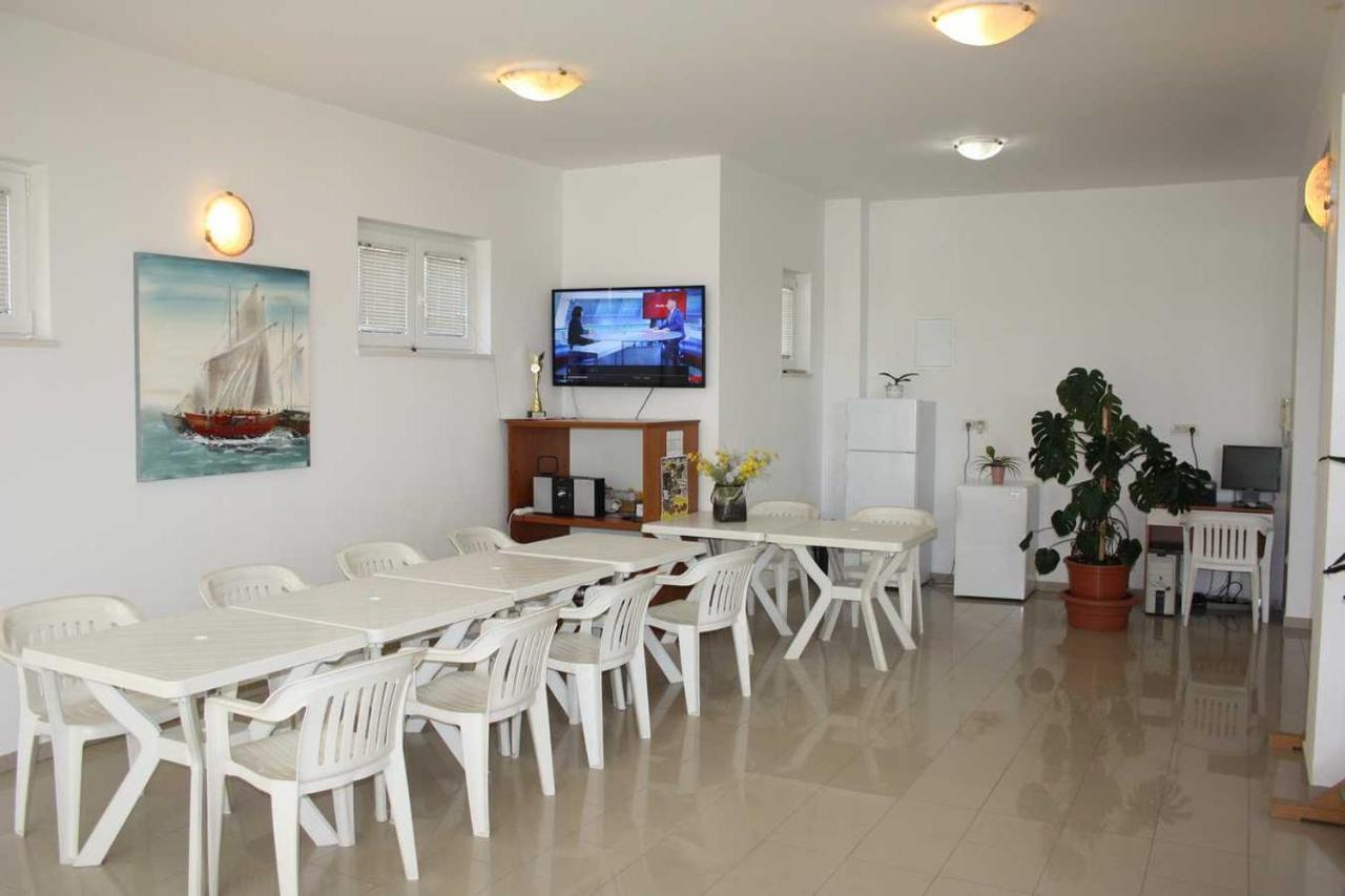 Villa Dvor Apartments Оміш Екстер'єр фото