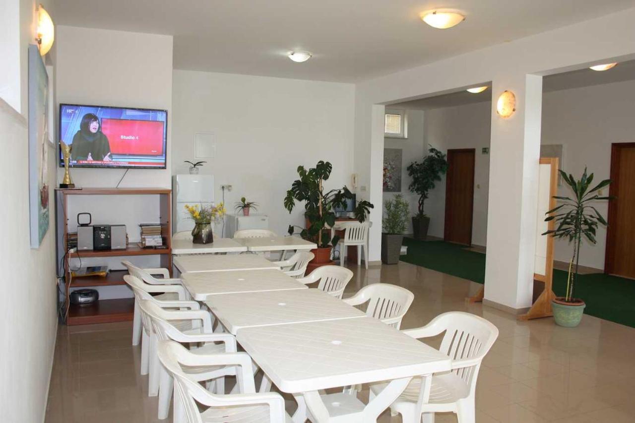 Villa Dvor Apartments Оміш Екстер'єр фото