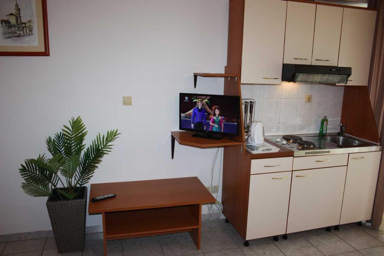 Villa Dvor Apartments Оміш Екстер'єр фото