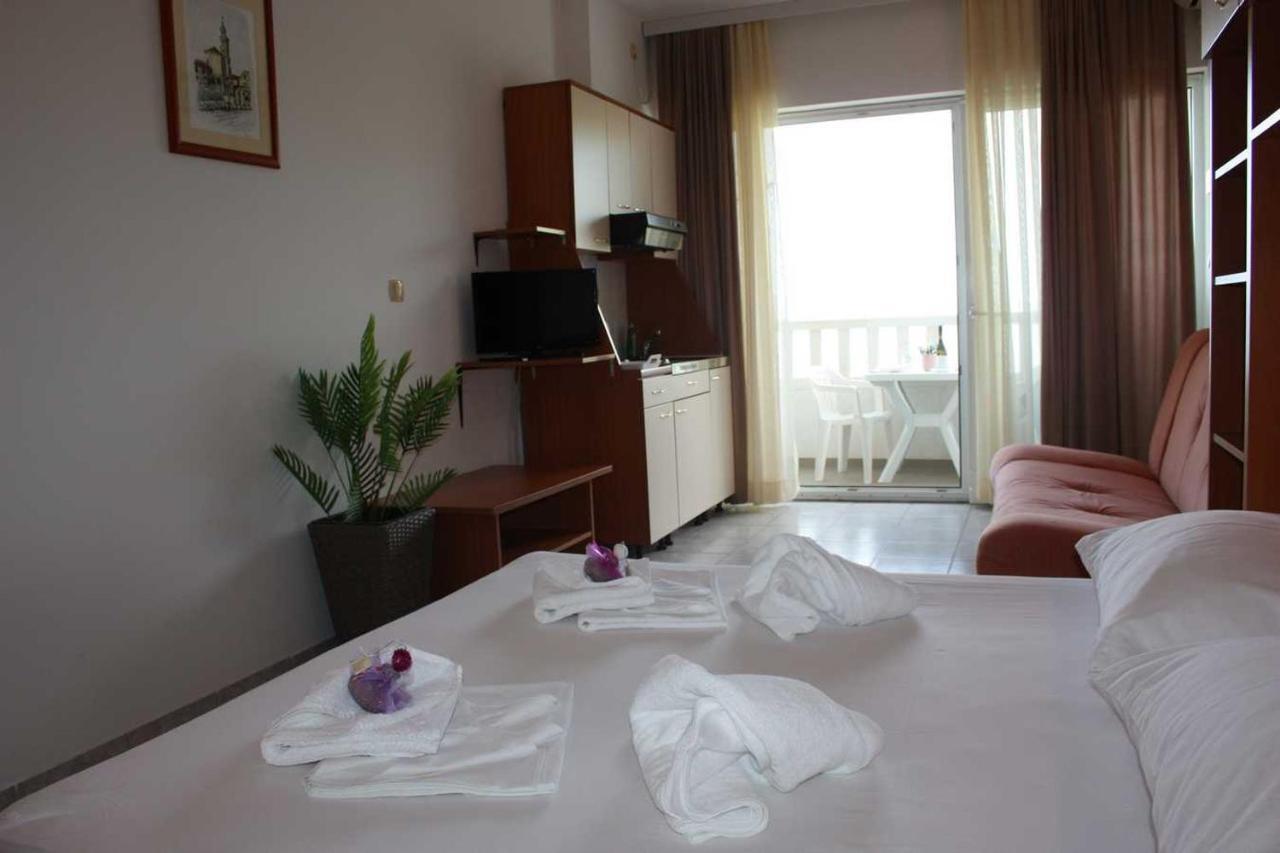 Villa Dvor Apartments Оміш Екстер'єр фото