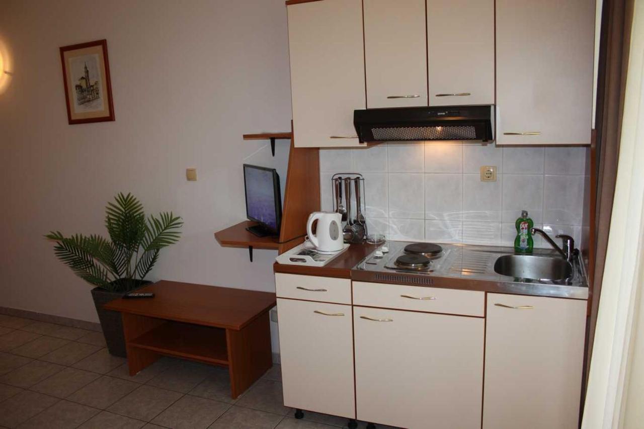 Villa Dvor Apartments Оміш Екстер'єр фото